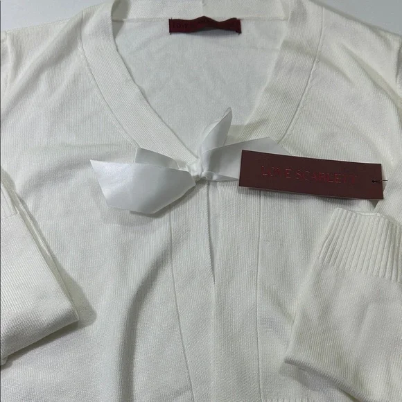 Elegant Women's V-Neck Sweater in Cream - Picture 11 of 16